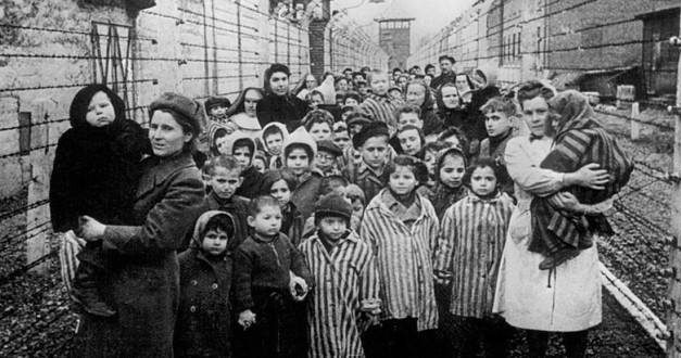 27 Ιανουαρίου 1945, σοβιετικά στρατεύματα απελευθερώνουν το στρατόπεδο του Άουσβιτς