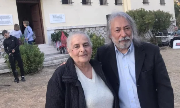 Η Αλεξάνδρα Σάντα με τον Δήμαρχο Χαϊδαρίου Μιχάλη Σελέκο στις εκδηλώσεις για την Πρωτομαγιά στο Χαϊδάρι